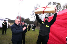 Dwóch mężczyzn - jeden trzyma zdobytą nagrodę 