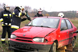 Strażacy przy samochodzie 