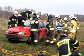 Pokazy strażackie z udziałem samochodu 