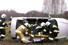 Strażacy podczas pokazów - strażacy wyjmują z samochodu poszkodowaną osobę 