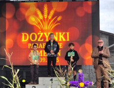 Uczestnicy zawodów stoją na podium 