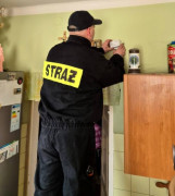 Strażak podczas montażu czujki dymu