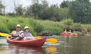 Osoby płynące kajakiem po rzece 