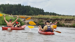 Osoby podczas spływu kajakowego 