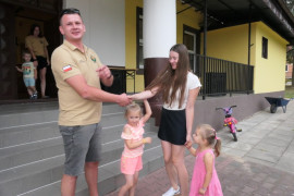 Mężczyzna gratuluje kobiecie 