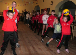 Zabawa sportowa: uczestniczą rodzice i dzieci 