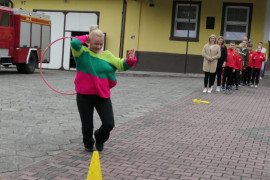 Kobieta przerzuca gimnastyczne koło 