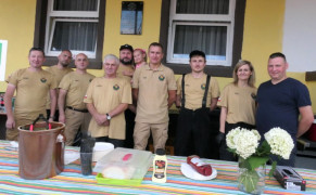 Grupa strażaków stoi obok siebie