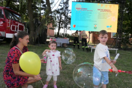 Dzieci i kobieta. Dzieci puszczają bańki mydlane 