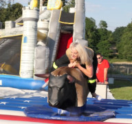 Kobieta podczas zabawy na "Byku Rodeo" 