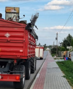 Czerwona przyczepa, na której znajduje się zużyty sprzęt RTV, AGD