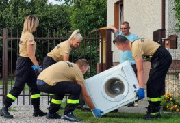 Druhowie odbierają od mieszkańców zużyty sprzęt AGD