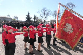 Ślubowanie Dziecięcej Drużyny Pożarniczej. Widoczny sztandar