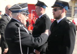 Moment dekoracji. Na zdjęciu widoczni mężczyźni 