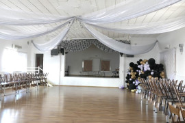 Sala główna OSP. Widoczne stoły, krzesła, balony
