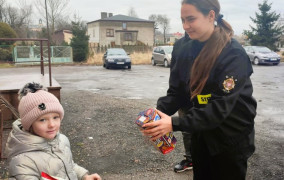 Wolontariusza i mała dziewczynka podczas 32. Finału WOŚP