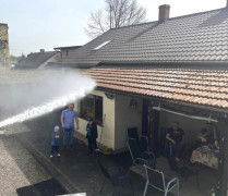 Lany Poniedziałek w Kietlinie. Druhowie zgodnie z tradycją polewają domy mieszkańców 