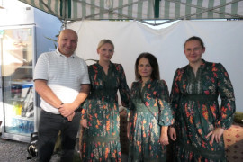 Trzy kobiety i mężczyzna stoją obok siebie 