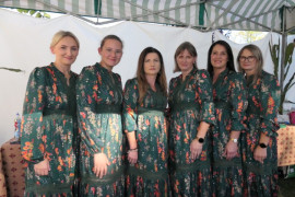 Sześć kobiet stoi obok siebie 