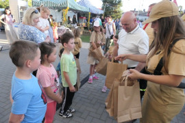 Moment wręczania nagród dzieciom 