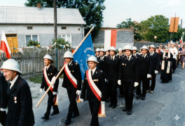 Grupa strażaków podczas uroczystego przemarszu 