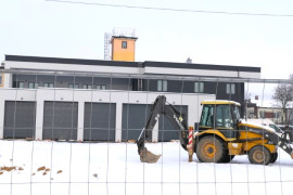 Budynek OSP Strzałków w trakcie rozbudowy. Przez strażnicą stoi koparka 