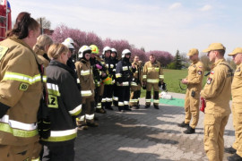 Strażacy ochotnicy i zawodowi stoją obom siebie. Trwa szkolenie 