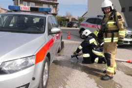 Ćwiczenia strażaków ochotników. Widocznie osoby oraz samochód 