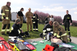 Strażacy ochotnicy podczas szkolenia z zakresu pierwszej pomocy przedmedycznej 