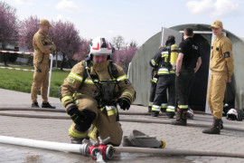 Strażak w akcji. Strażak uruchamia hydronetkę 
