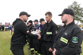 Strażak odbiera dyplom 