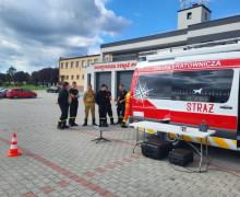 Widoczna strażnica i specjalistyczny wóz bojowy 