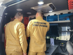 Dwaj strażacy stoją obok siebie 
