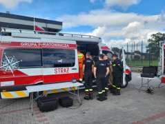 Strażacy oglądają specjalistyczny wóz strażacki 