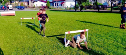 Szkolenie Młodzieżowej Drużyny Pożarniczej. Bieg z przeszkodami przez płotki 