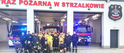 Druhowie OSP w Strzałkowie przed budynkiem strażnicy