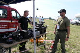 Strażak OSP Strzałków podczas prezentacji specjalistycznego drona