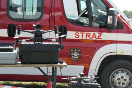 Samochód oraz specjalistyczny dron będący na stanie OSP Strzałków 