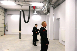 Mężczyźni zwiedzają nowe garaże OSP Strzałków 