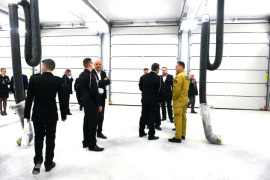Grupa osób zwiedza nowe garaże znajdujące się w odnowionym budynku OSP Strzałków 