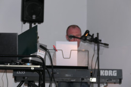 Mężczyzna grający na klawiszach. Na zdjęciu widoczny projektor zakupiony na potrzeby KGW "Szczepocice Rządowe nad Wartą"