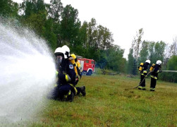 Młodzi strażacy podczas ćwiczeń 