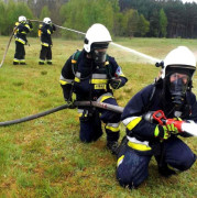 Młodzi strażacy podczas ćwiczeń 