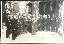 Grupa osób w mundurach. Osoby stoją przed budynkiem 
