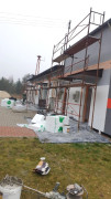 Budynek OSP w Szczepocicach w trakcie remontu. Widoczne rusztowania