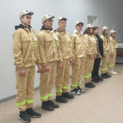 Młodzi strażacy - ochotnicy OSP Szczepocice chwilę przed uroczystym ślubowaniem 