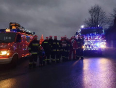 Strażackie wozy. Obok pojazdów stoją druhowie OSP Szczepocice 