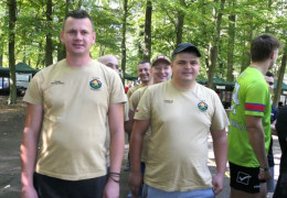 Osoby w koszulkach z napisem straż stoją obok siebie