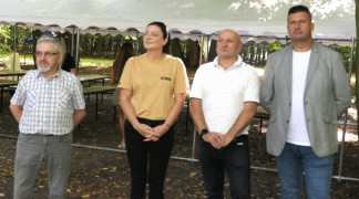 Kobieta i trzej mężczyźni stoją obok siebie