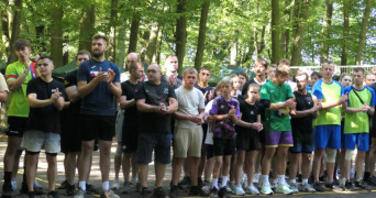 Grupa osób stoi obok siebie